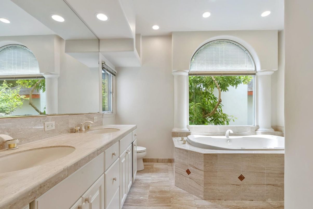 Bathroom, Dual Sink Vanities, Interior, Recessed Lighting