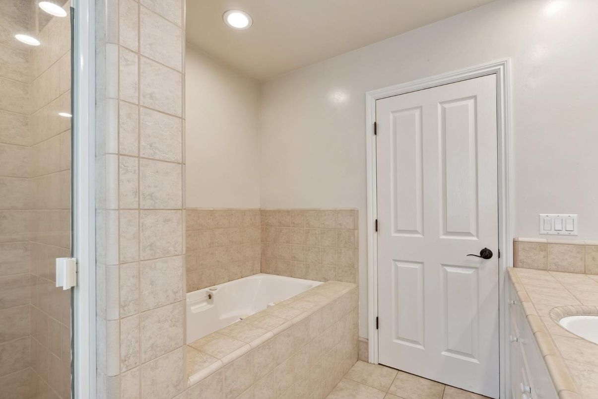 Bathroom, Interior, Recessed Lighting, Tile Countertops