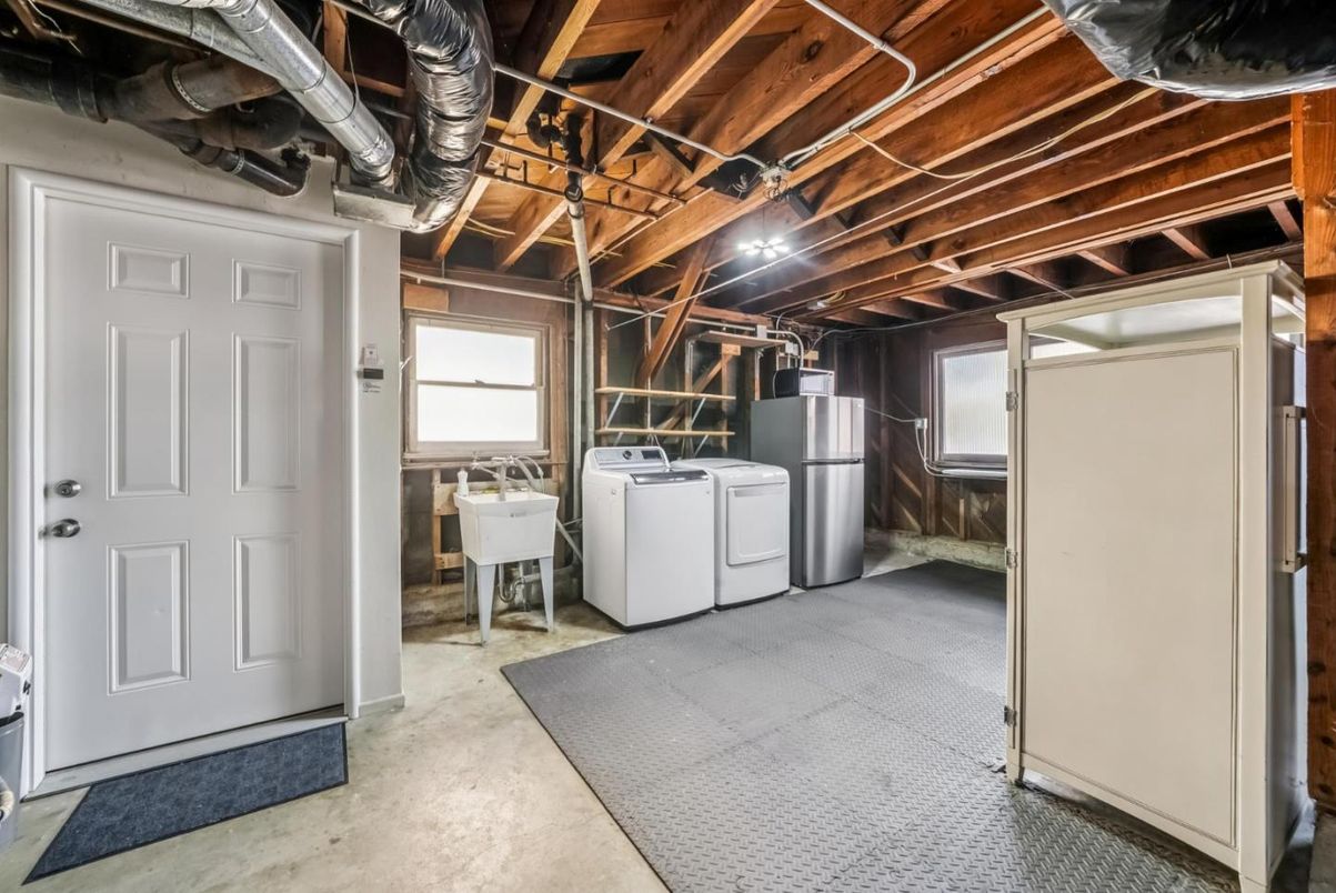 Interior, Washer, Wooden Beams