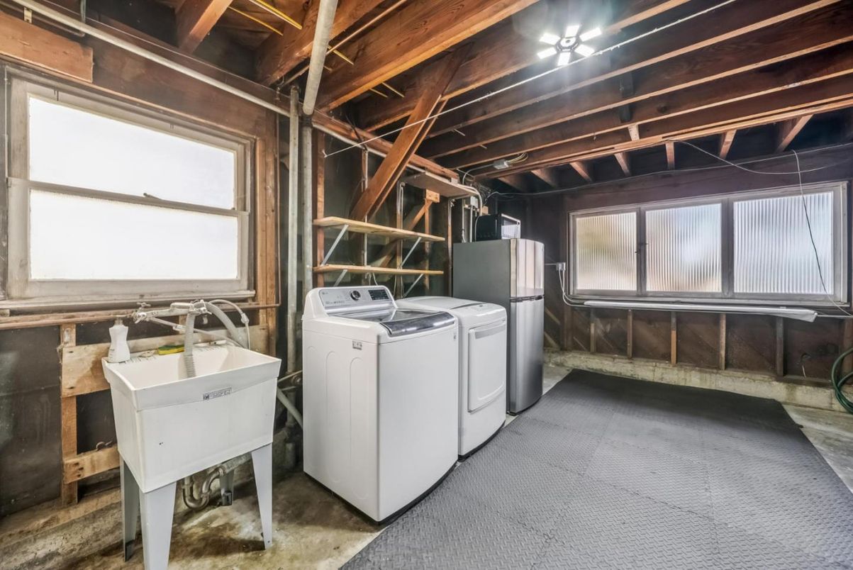 Interior, Washer, Wooden Beams