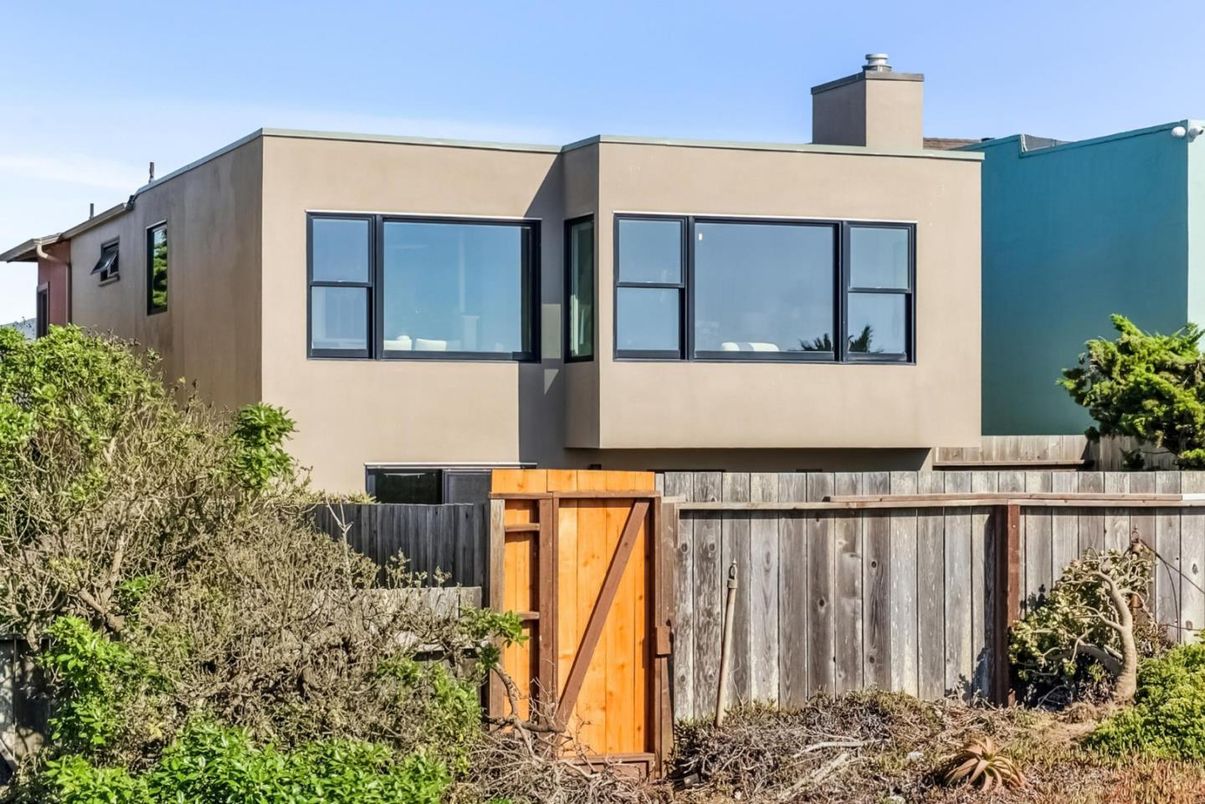 Exterior, Facade, Modern