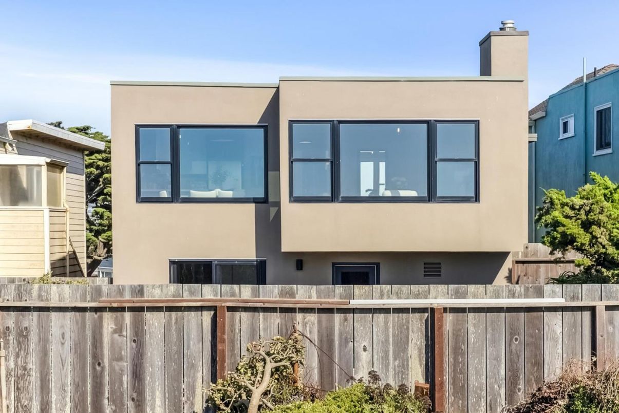 Exterior, Facade, Modern