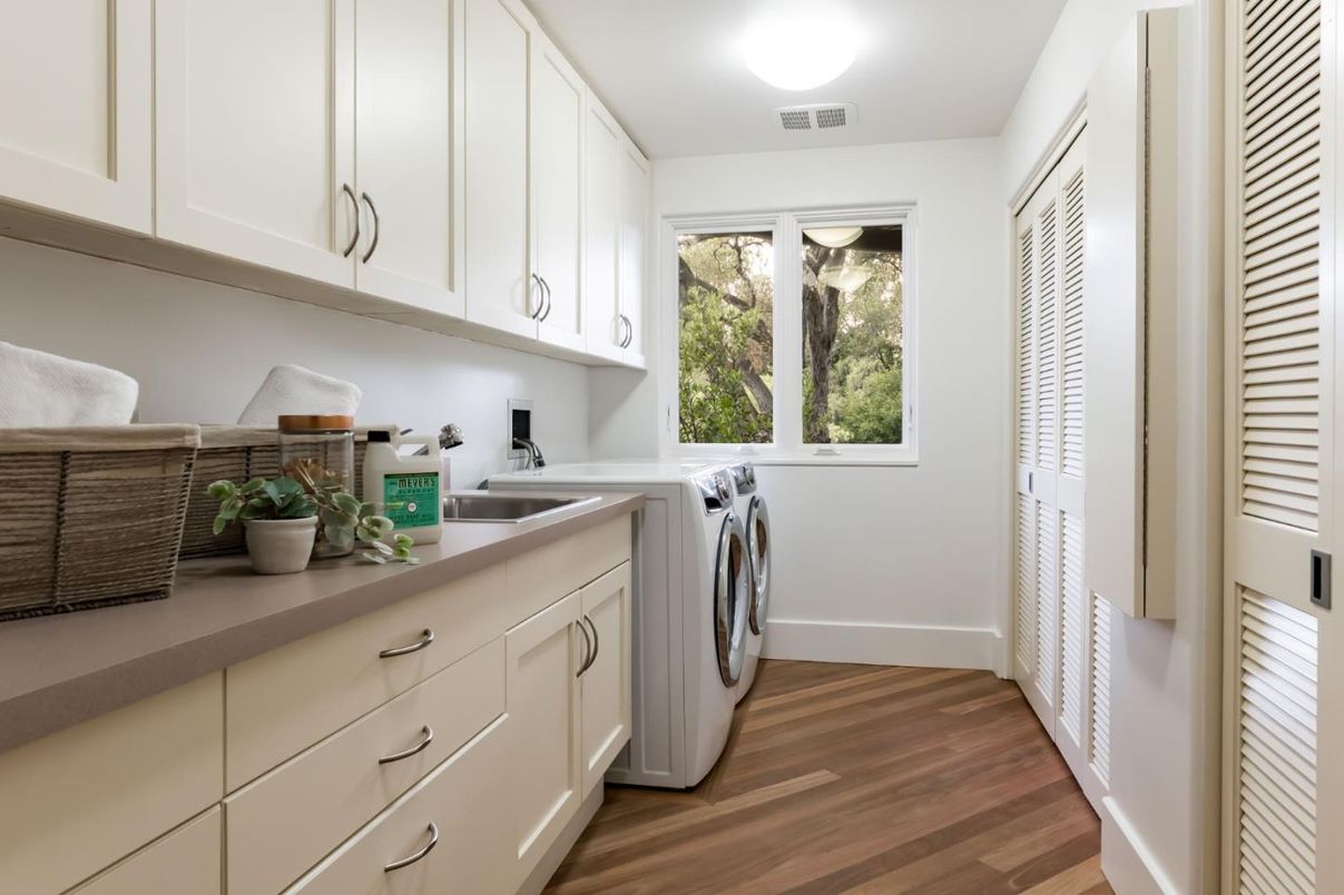 Interior, Washer, Wood Texture Flooring