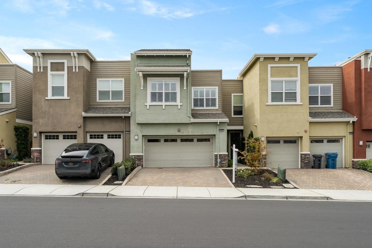 Attached, Exterior, Facade, Rowhouse