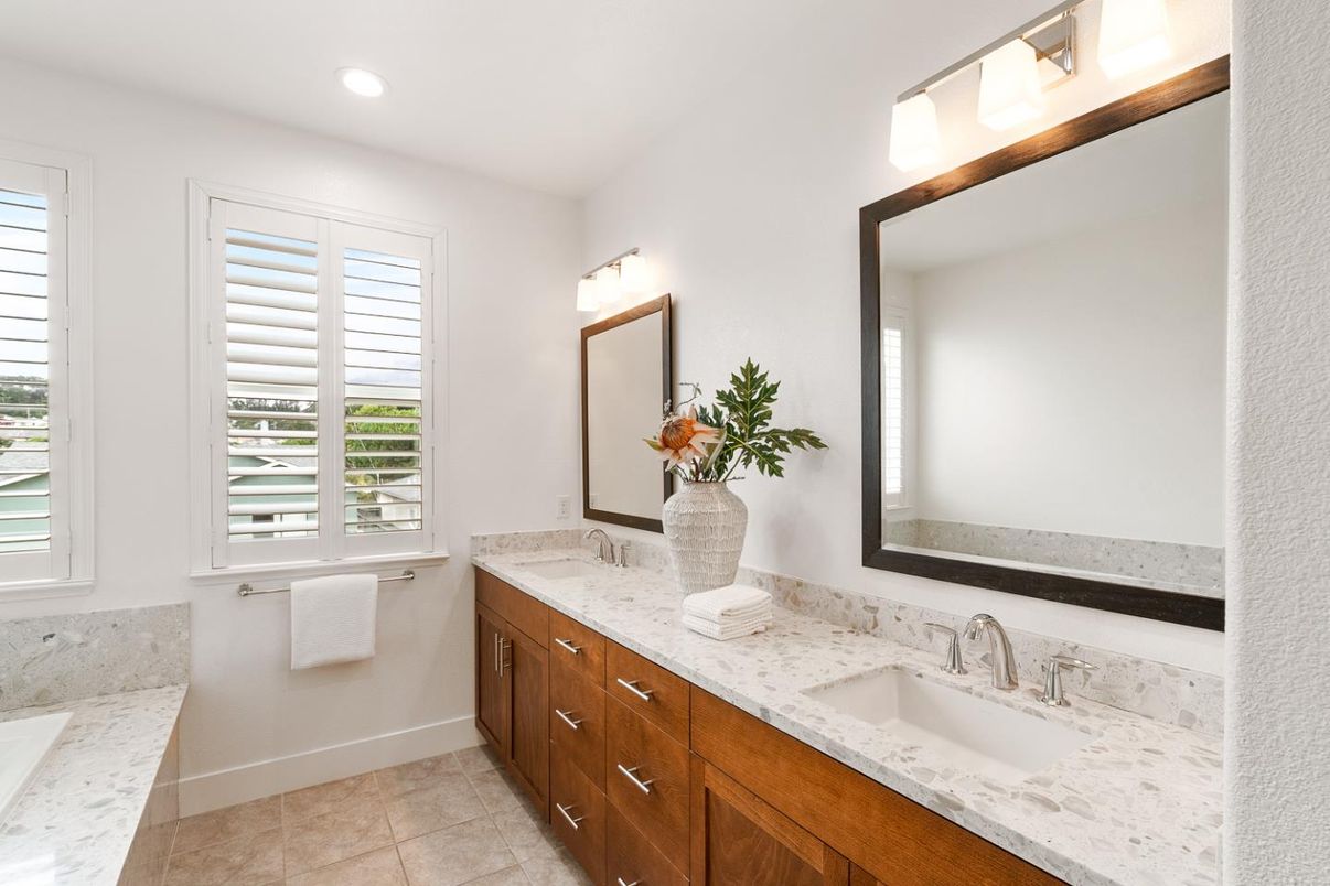 Bathroom, Dual Sink Vanities, Interior, Recessed Lighting