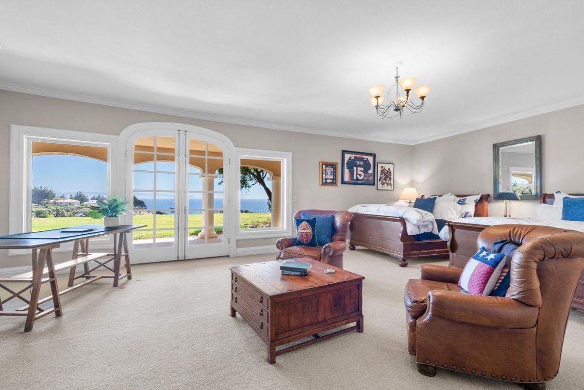 Bedroom, Chandelier, Interior, Living room, Water