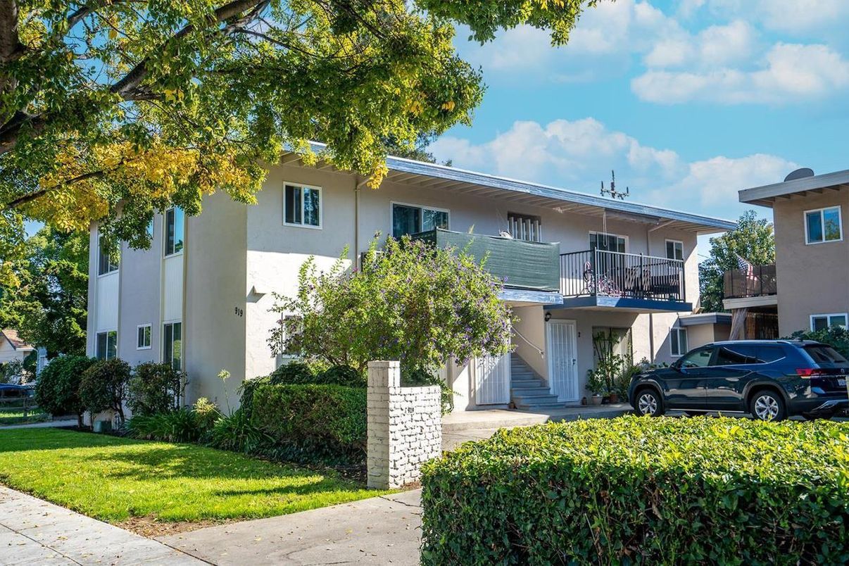 Exterior, Facade, Modern