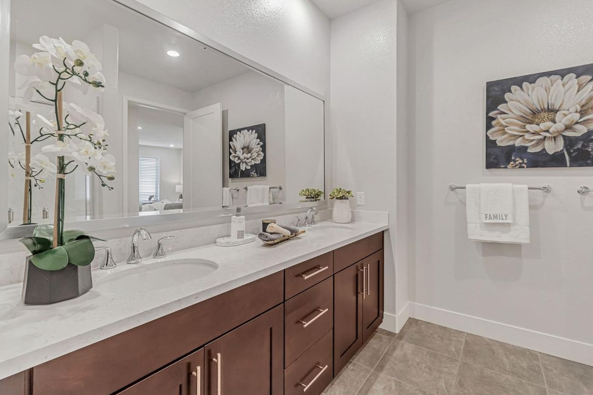 Bathroom, Dual Sink Vanities, Interior, Recessed Lighting