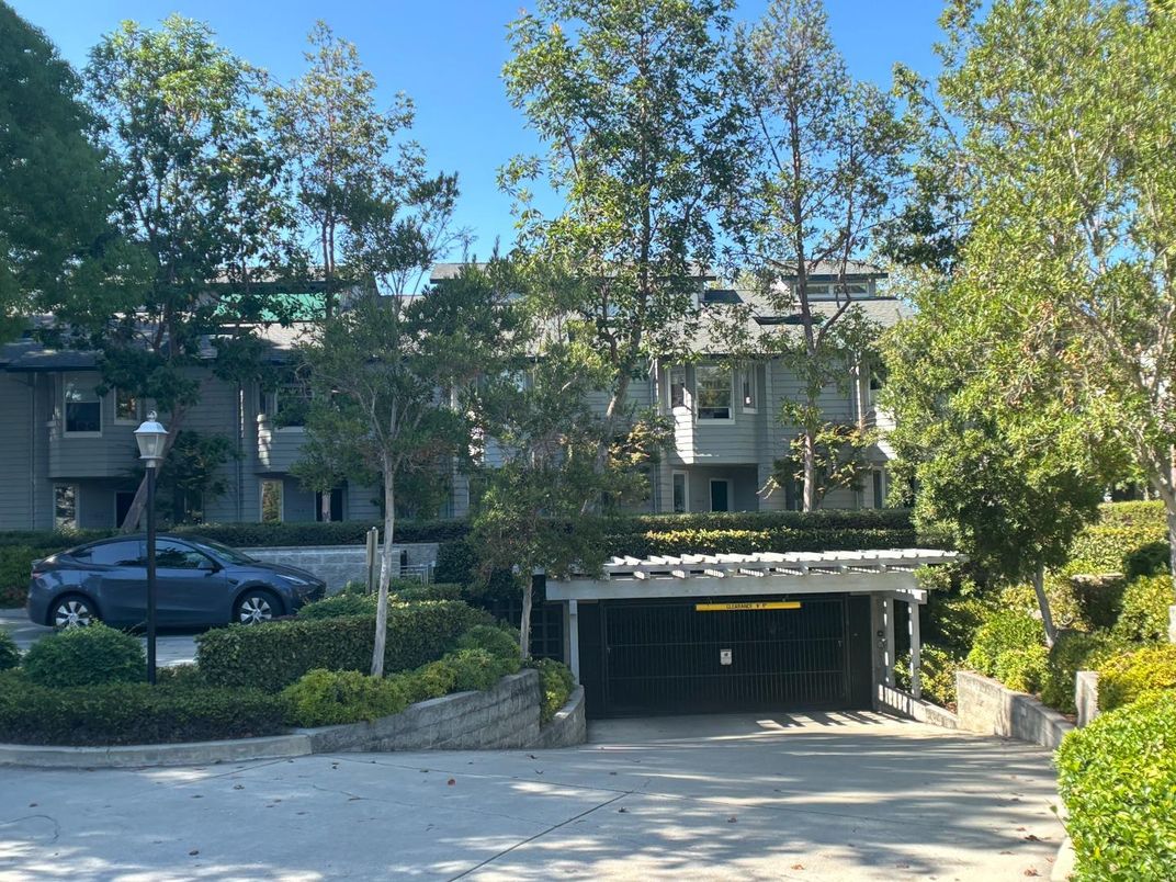 Attached, Exterior, Facade, Rowhouse