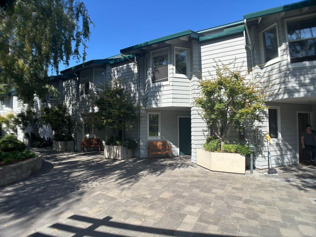 Exterior, Facade, Modern