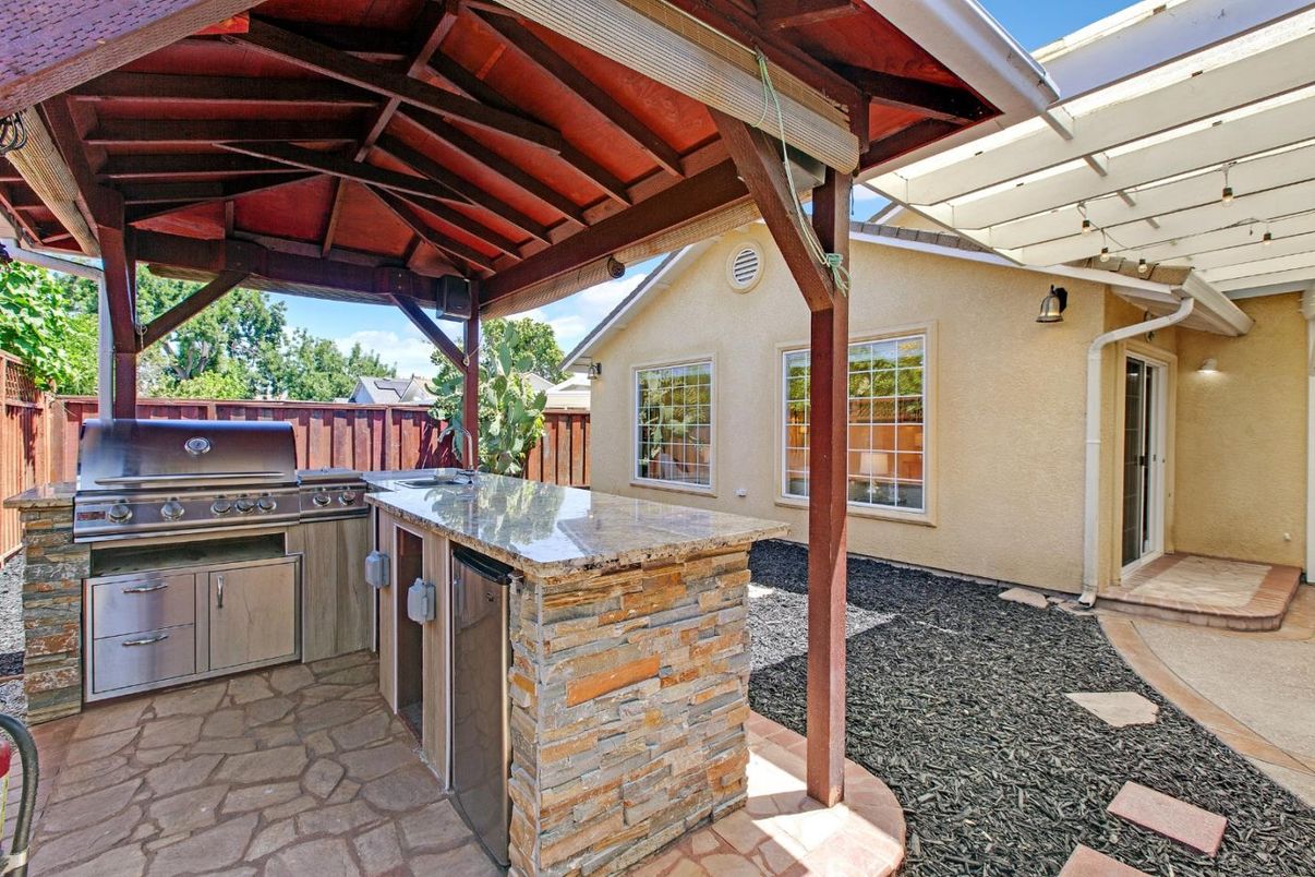 Exterior, Outdoor Kitchen