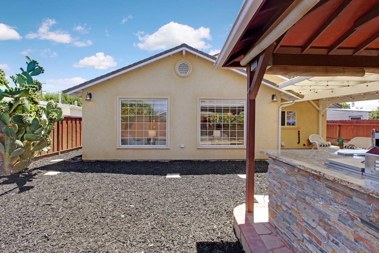 Exterior, Outdoor Kitchen
