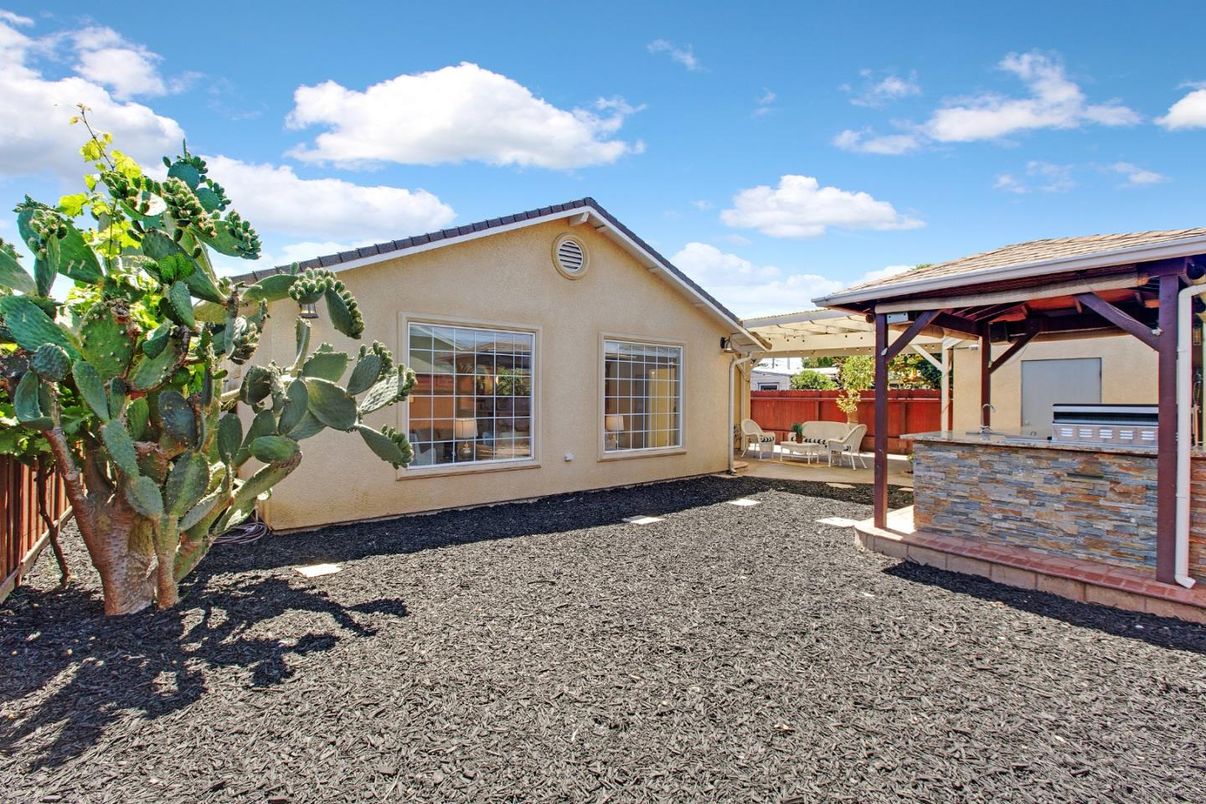 Exterior, Outdoor Kitchen