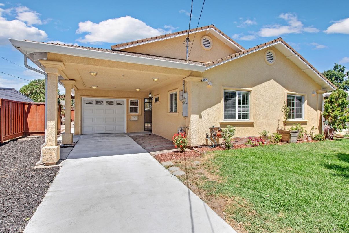 Attached, Exterior, Facade, Mediterranean