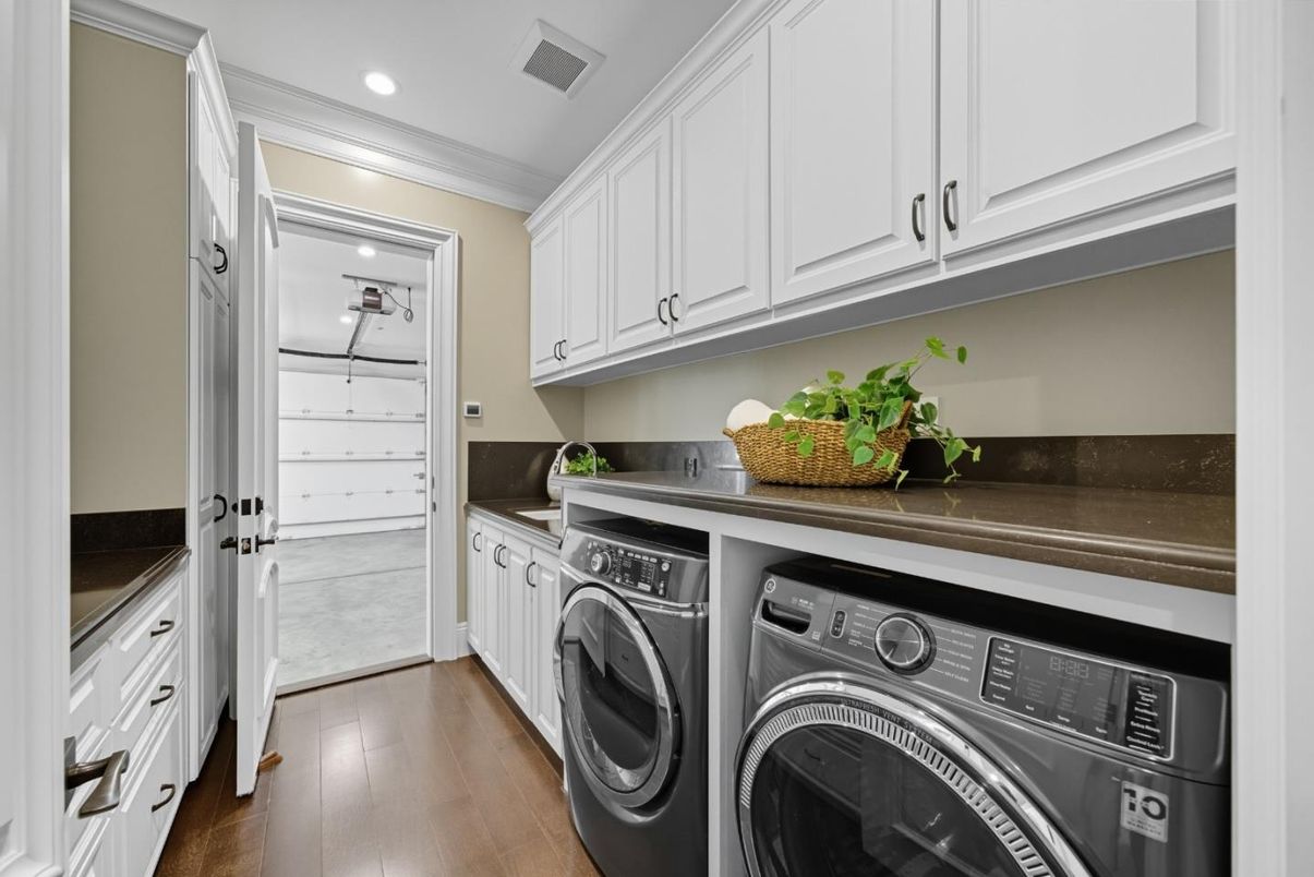 Interior, Recessed Lighting, Washer, Wood Texture Flooring