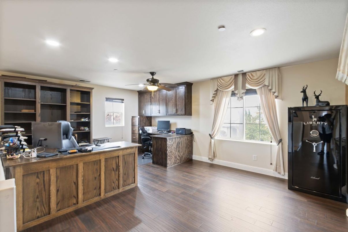 Home Office, Interior, Recessed Lighting, Wood Texture Flooring