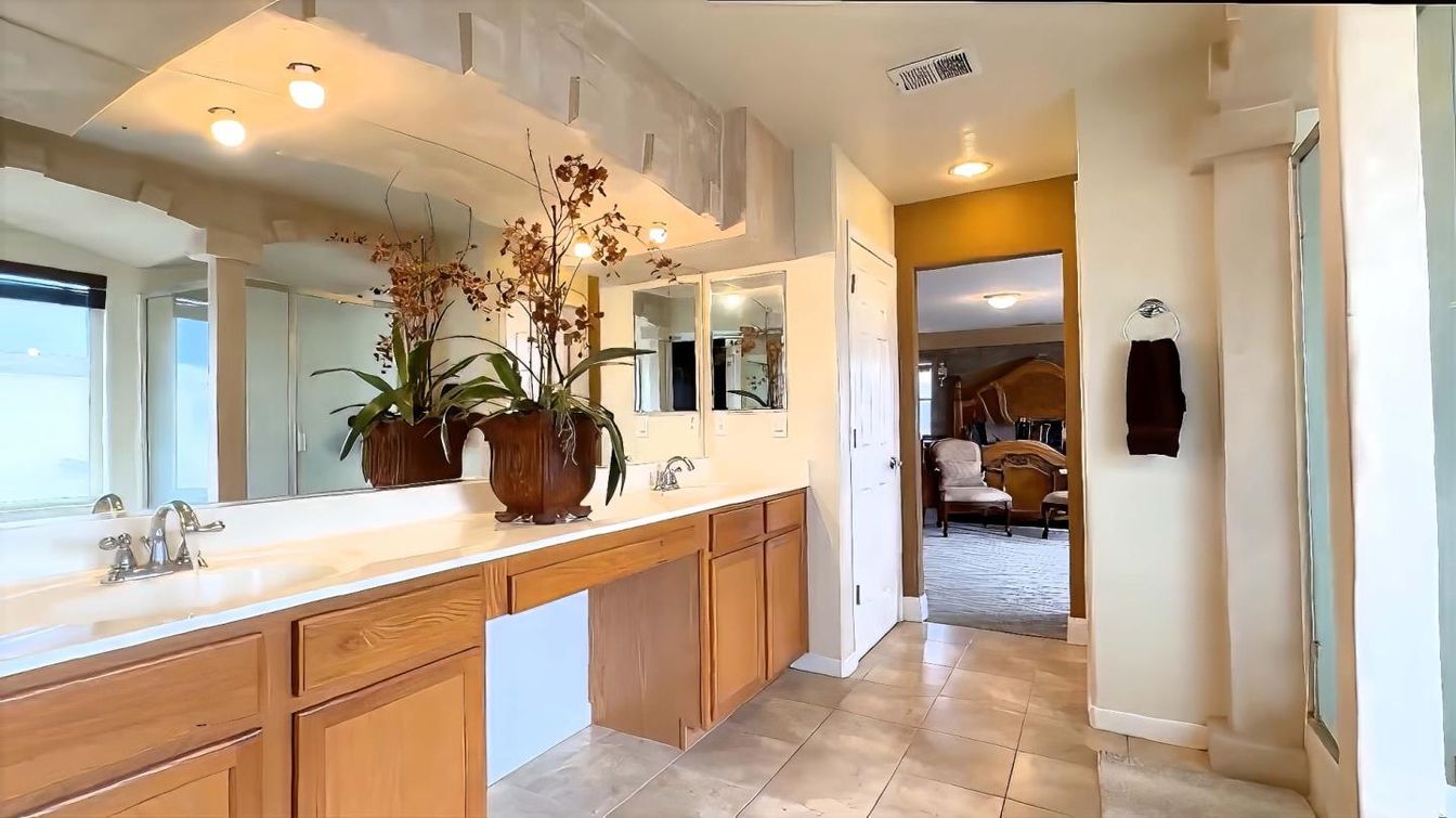 Bathroom, Dual Sink Vanities, Interior, Recessed Lighting