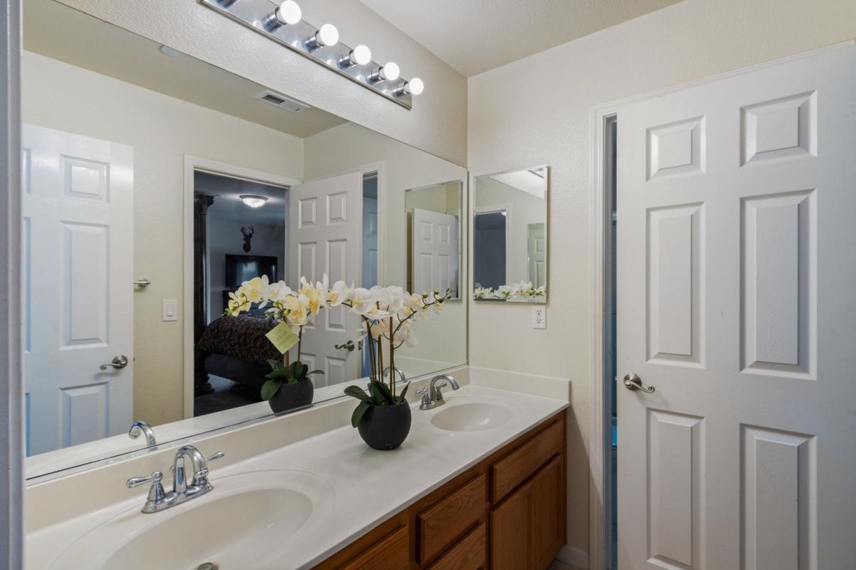 Bathroom, Dual Sink Vanities, Interior