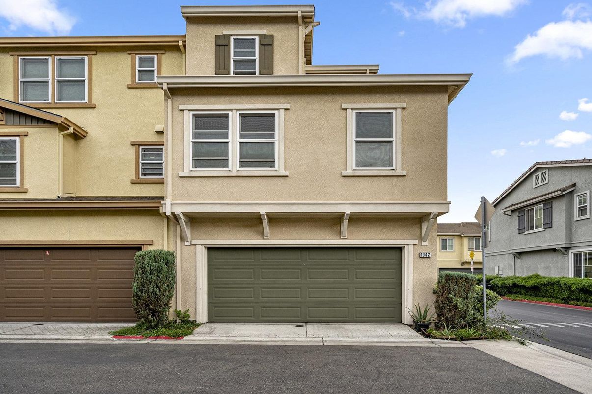 Attached, Exterior, Facade, Rowhouse