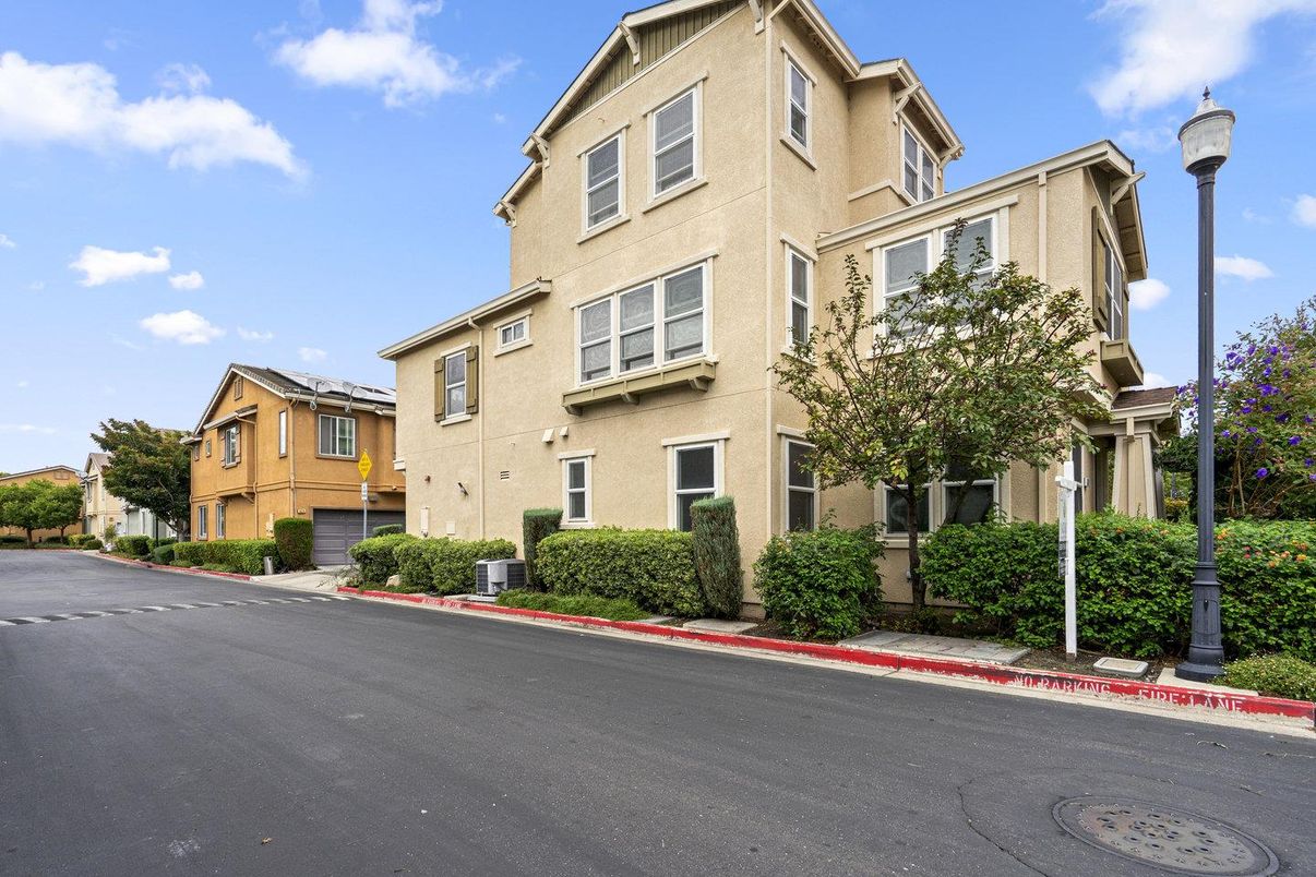 Exterior, Facade, Rowhouse