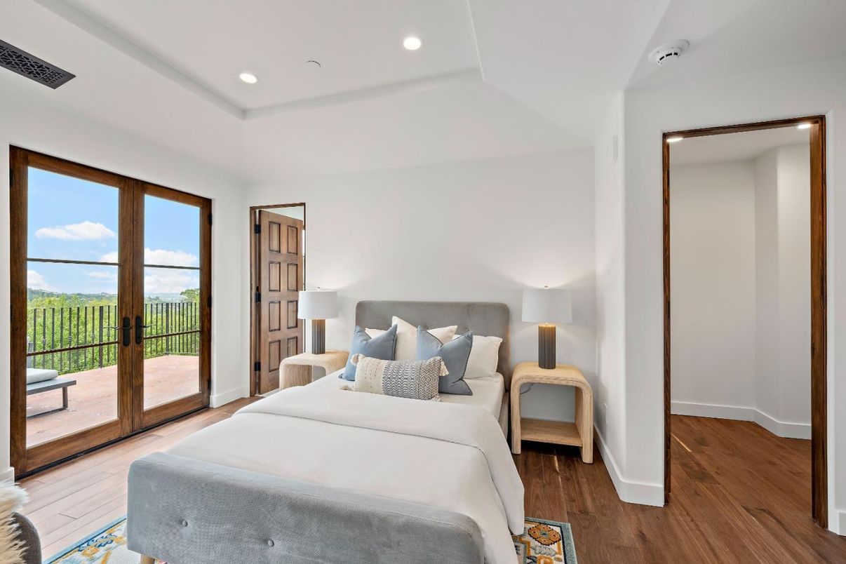 Bedroom, Interior, Recessed Lighting, Water, Wood Texture Flooring