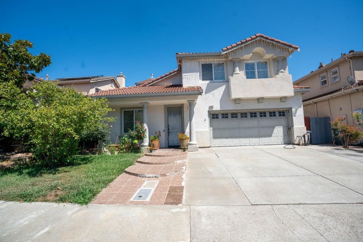 Attached, Exterior, Facade, Mediterranean