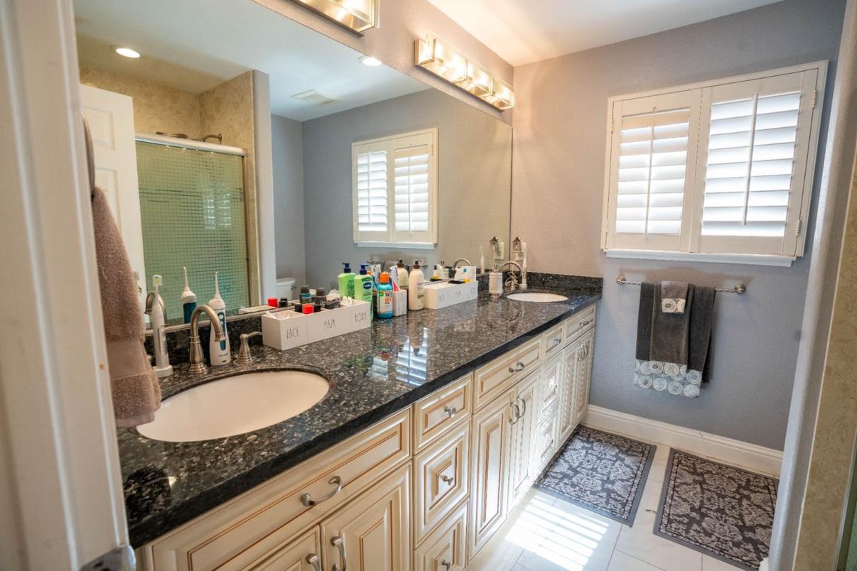 Bathroom, Dual Sink Vanities, Interior, Recessed Lighting