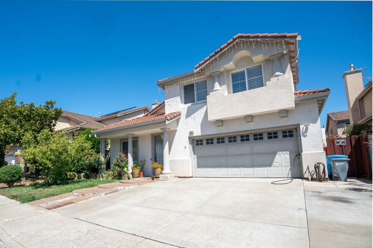 Attached, Exterior, Facade, Mediterranean
