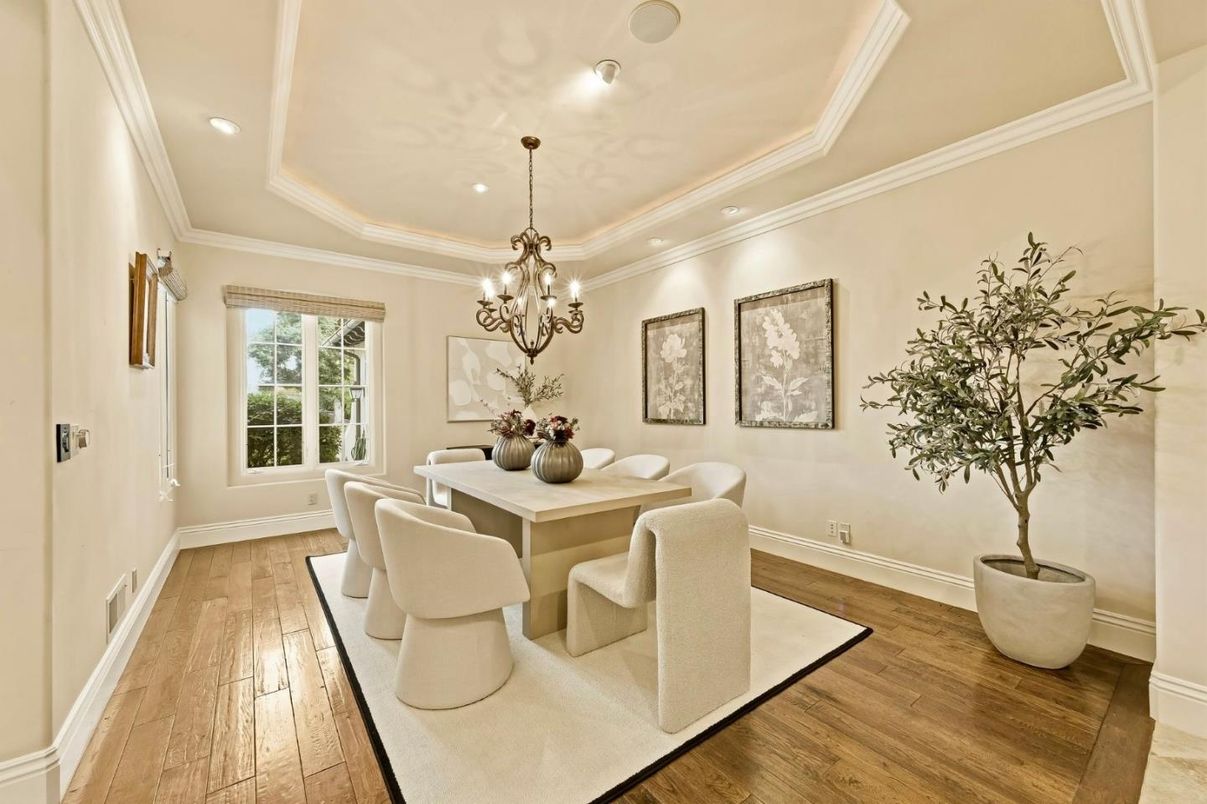Chandelier, Dining room, Interior, Recessed Lighting, Wood Texture Flooring