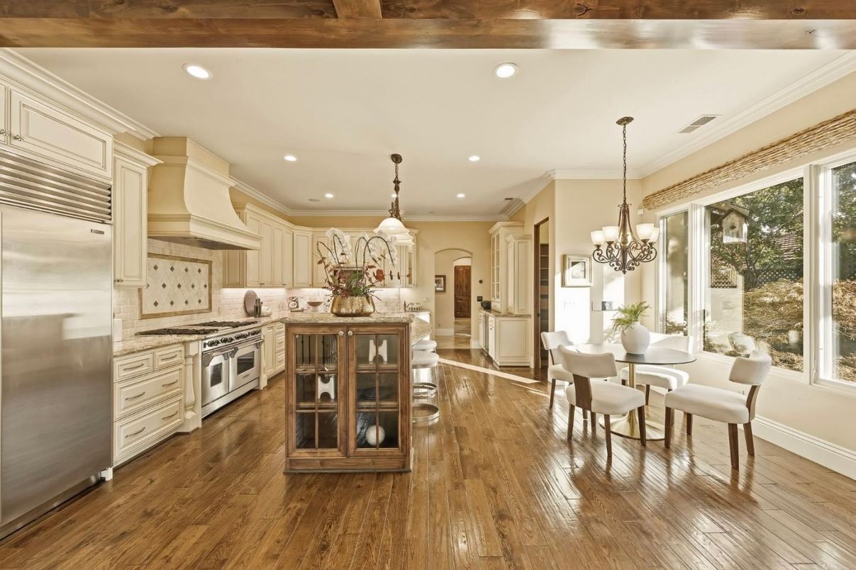 Chandelier, Dining room, Interior, Kitchen, Pendant Lights, Recessed Lighting, Stainless Steel Appliances, Wood Texture Flooring