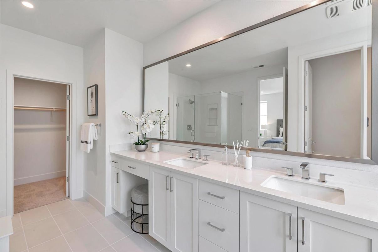 Bathroom, Dual Sink Vanities, Interior, Recessed Lighting