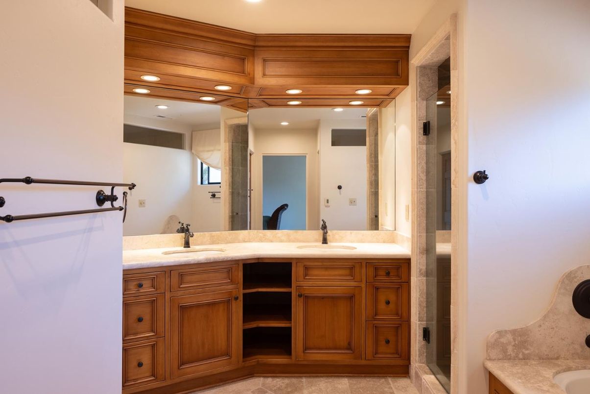 Bathroom, Dual Sink Vanities, Interior, Recessed Lighting