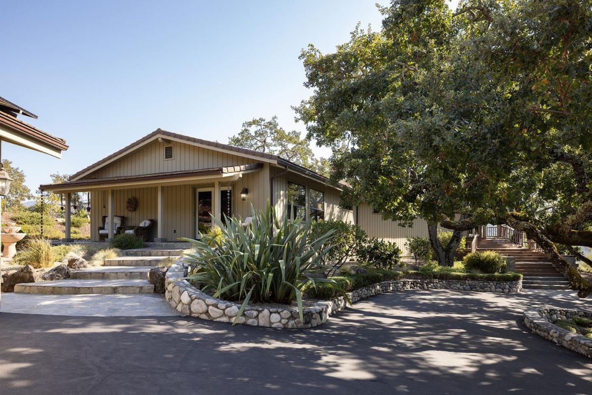 Exterior, Facade, Farmhouse