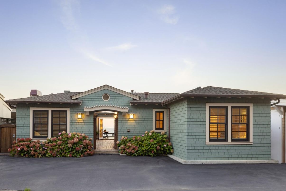 Exterior, Facade, Ranch