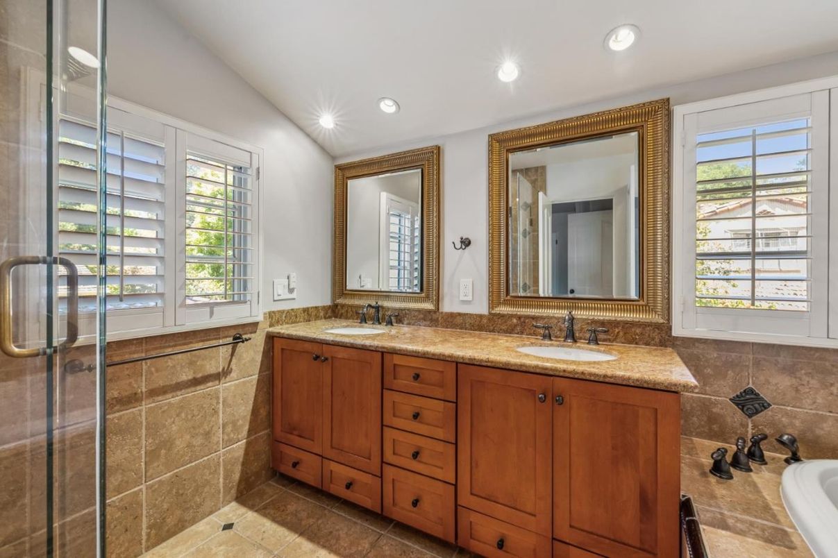 Bathroom, Dual Sink Vanities, Interior, Recessed Lighting