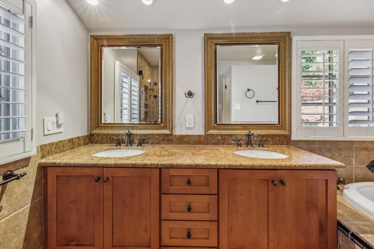 Bathroom, Dual Sink Vanities, Interior, Recessed Lighting