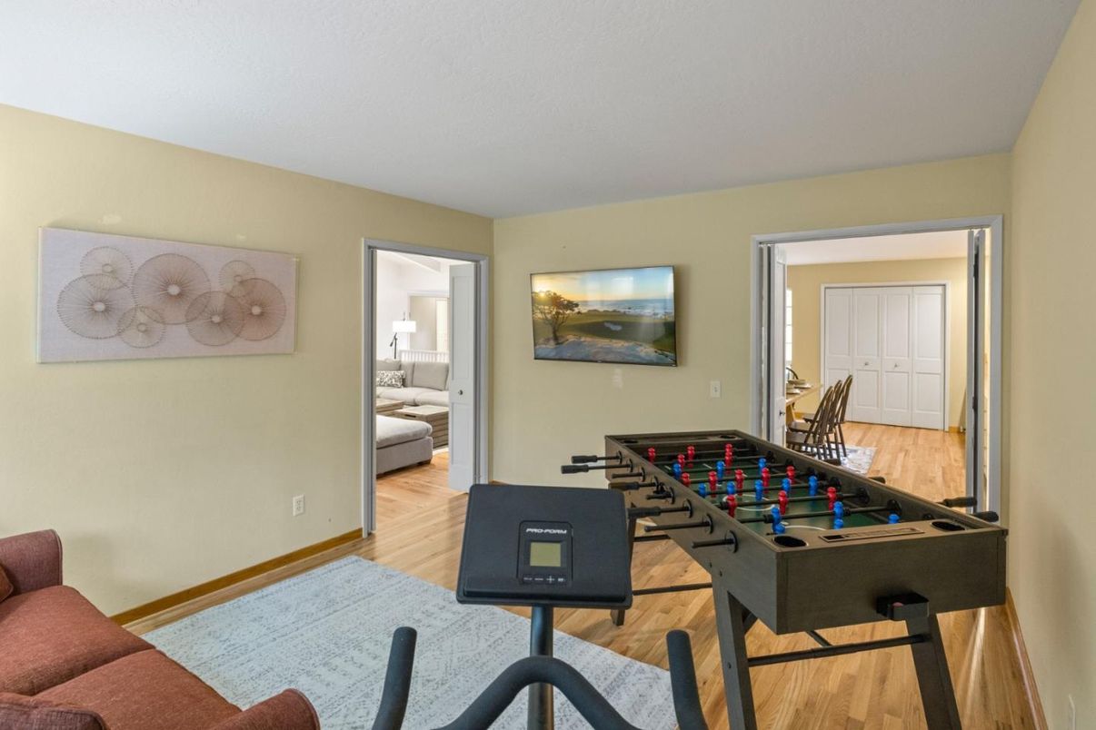 Game Room, Interior, Wood Texture Flooring