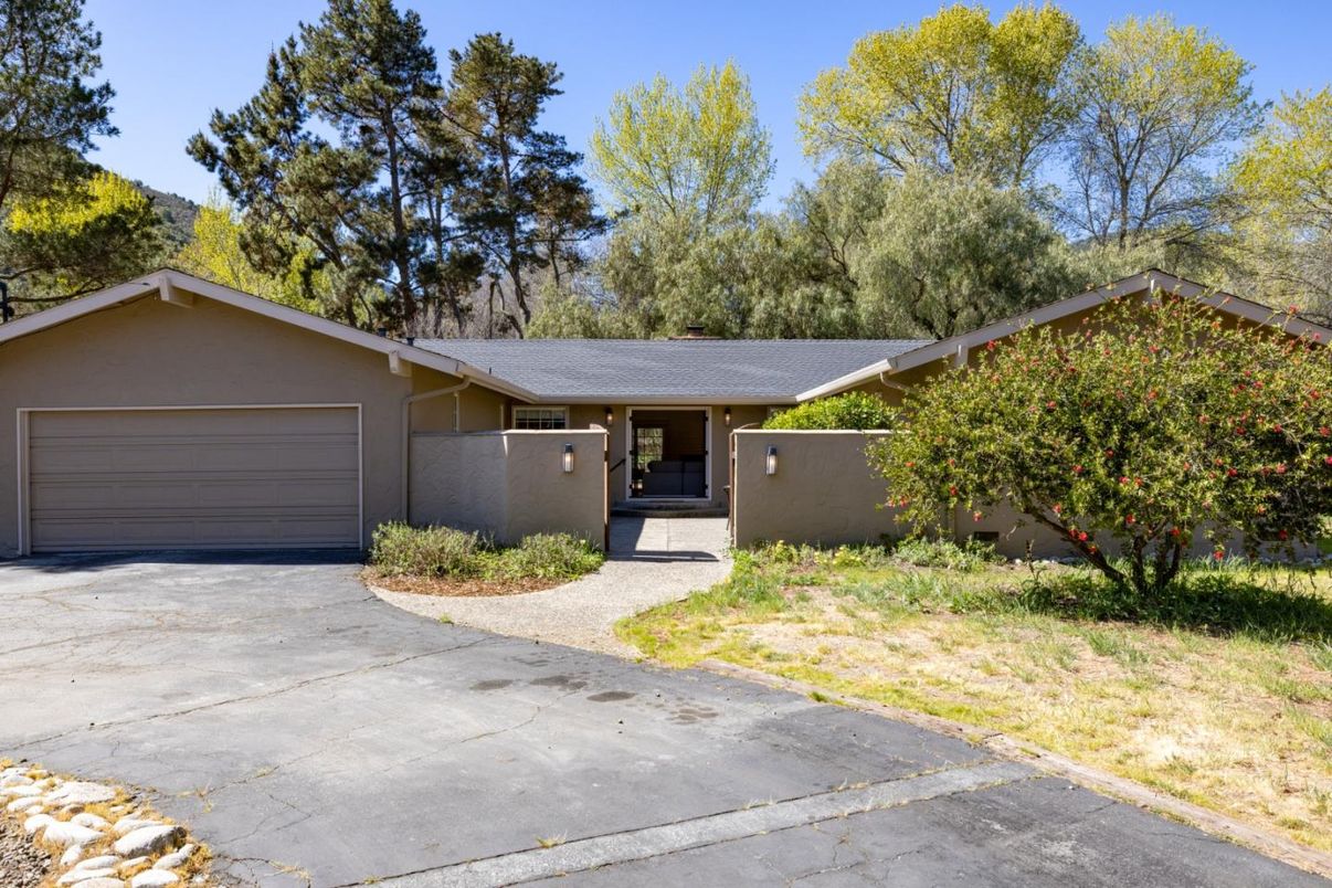 Attached, Exterior, Facade, Ranch