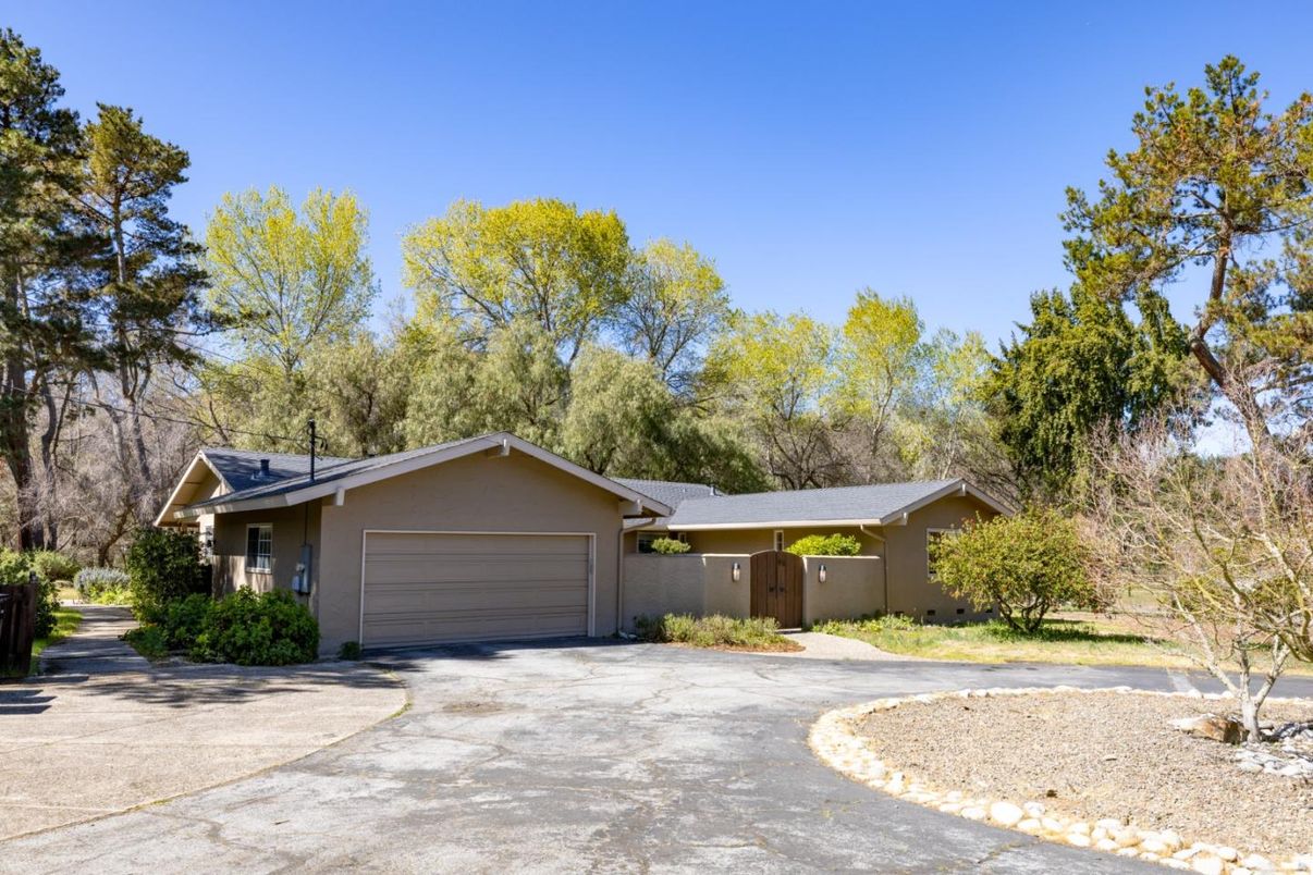 Attached, Exterior, Facade, Ranch