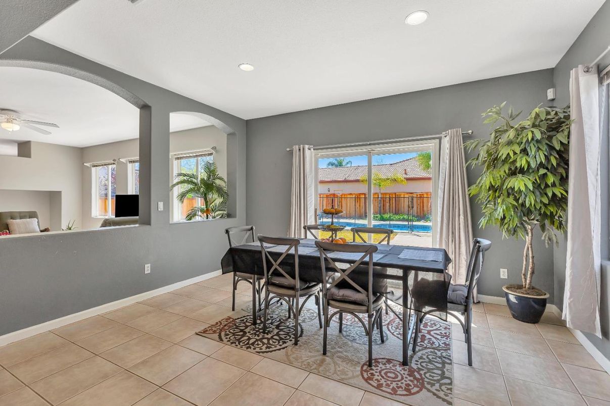 Dining room, Interior, Recessed Lighting