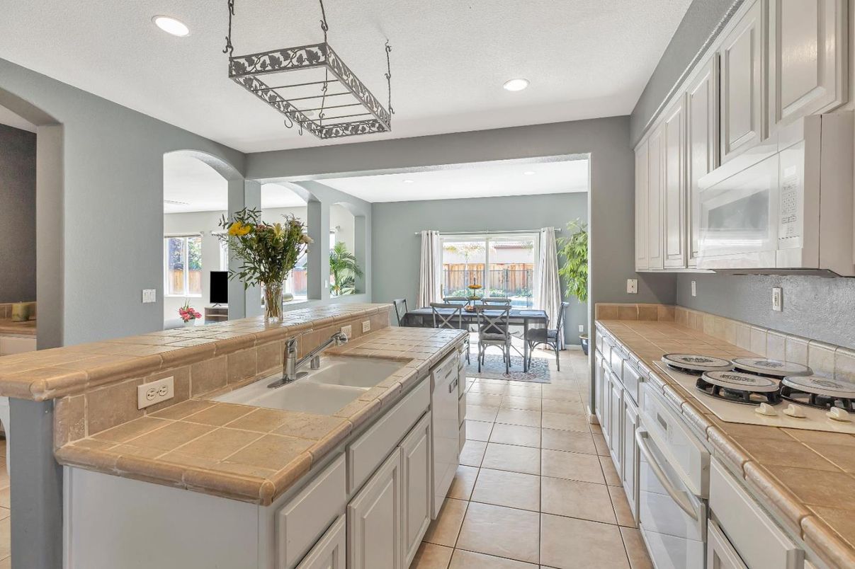 Dining room, Interior, Kitchen, Recessed Lighting, Tile Countertops
