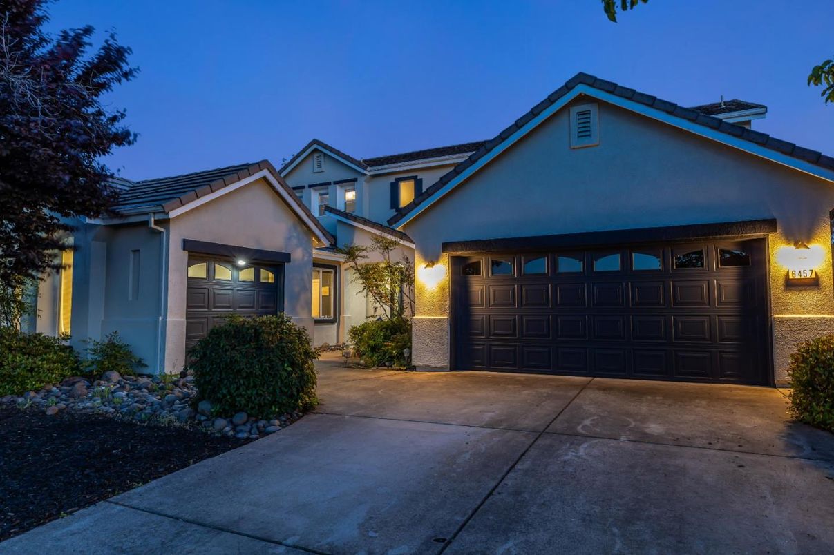 Attached, Exterior, Facade, American Craftsman