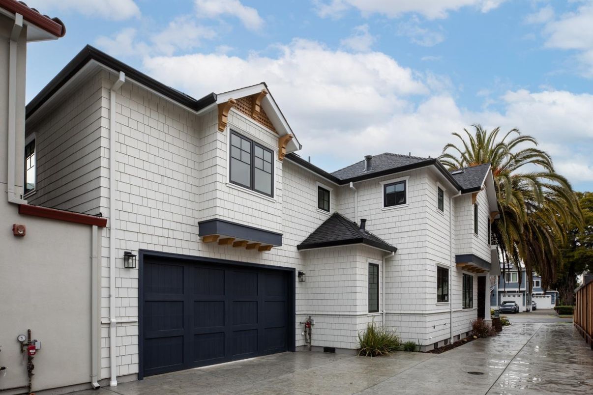 Attached, Exterior, Facade, Rowhouse