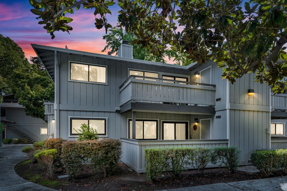 Exterior, Facade, Modern