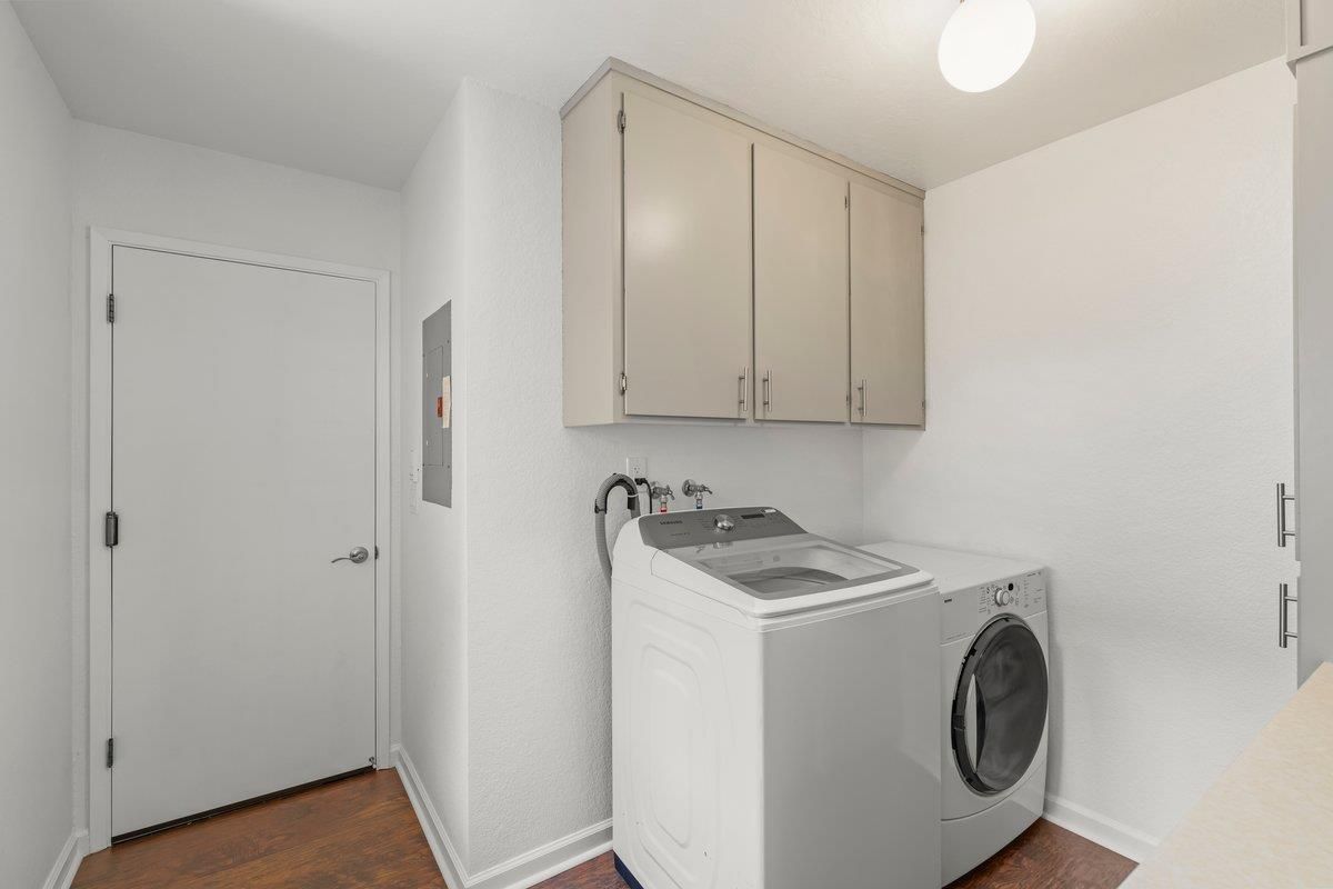 Interior, Washer, Wood Texture Flooring