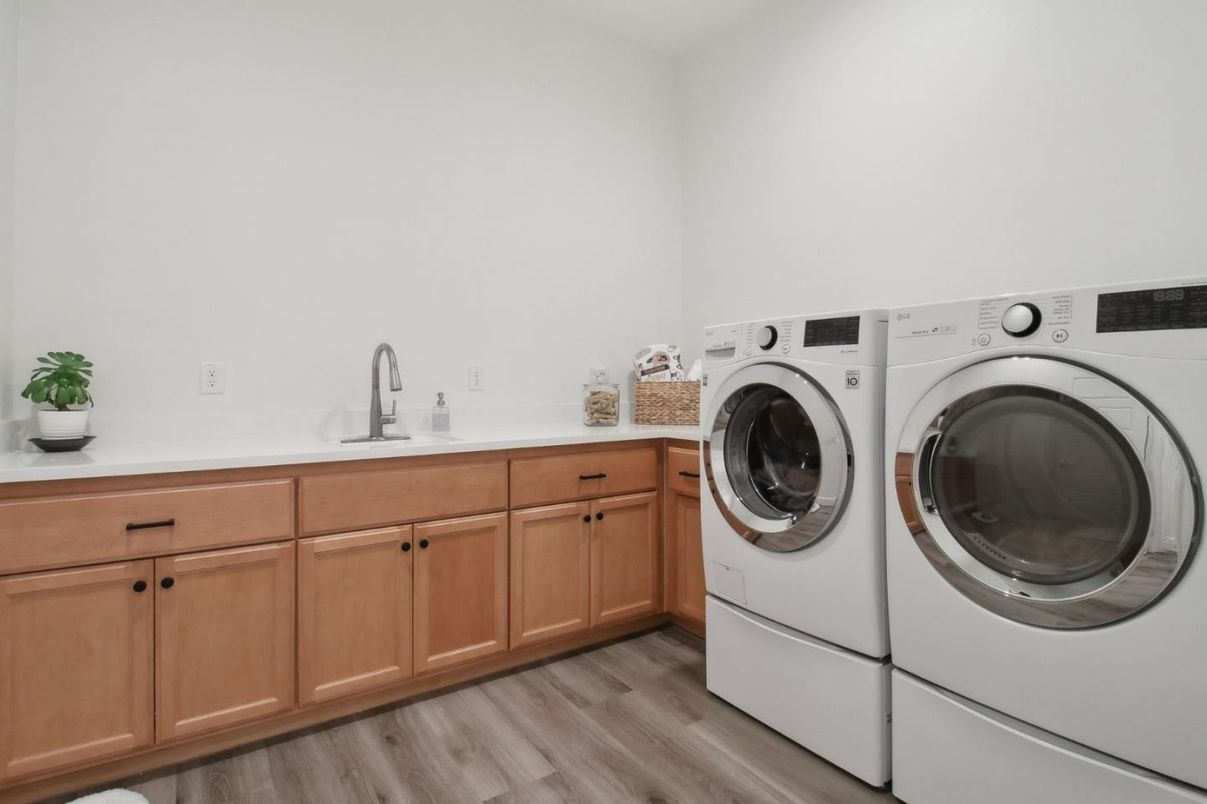 Interior, Washer, Wood Texture Flooring