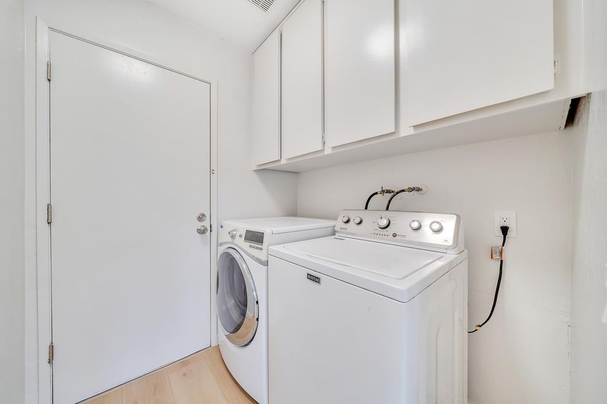 Interior, Washer, Wood Texture Flooring
