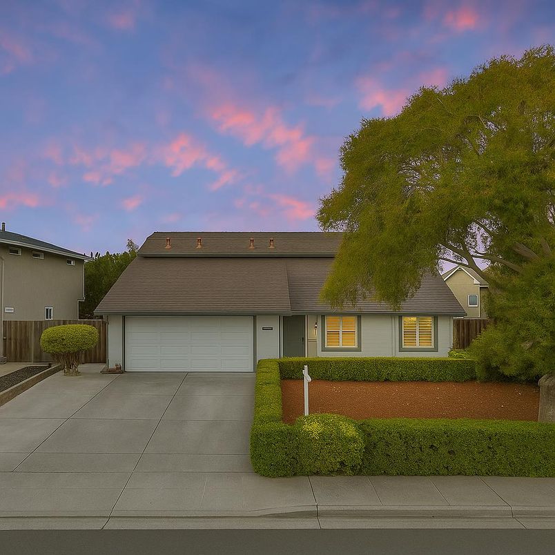 Attached, Exterior, Facade, Ranch