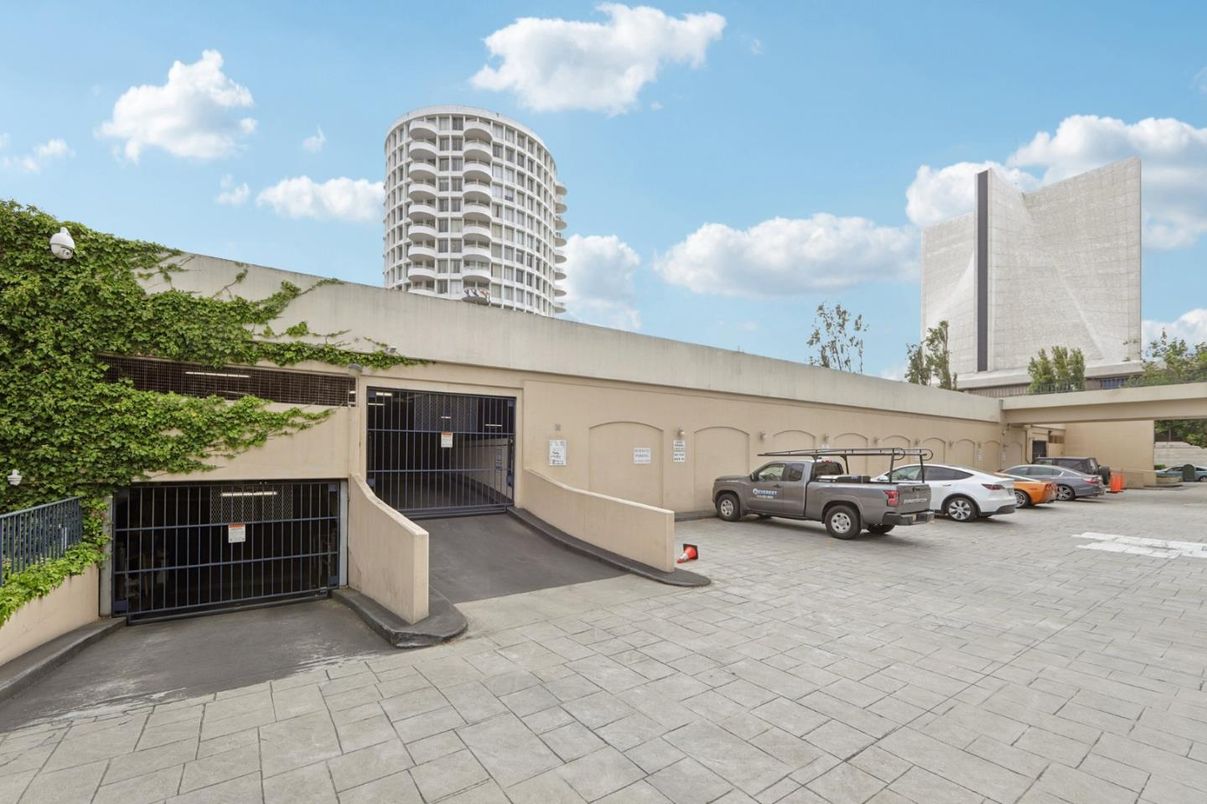 Exterior, Facade, Highrise