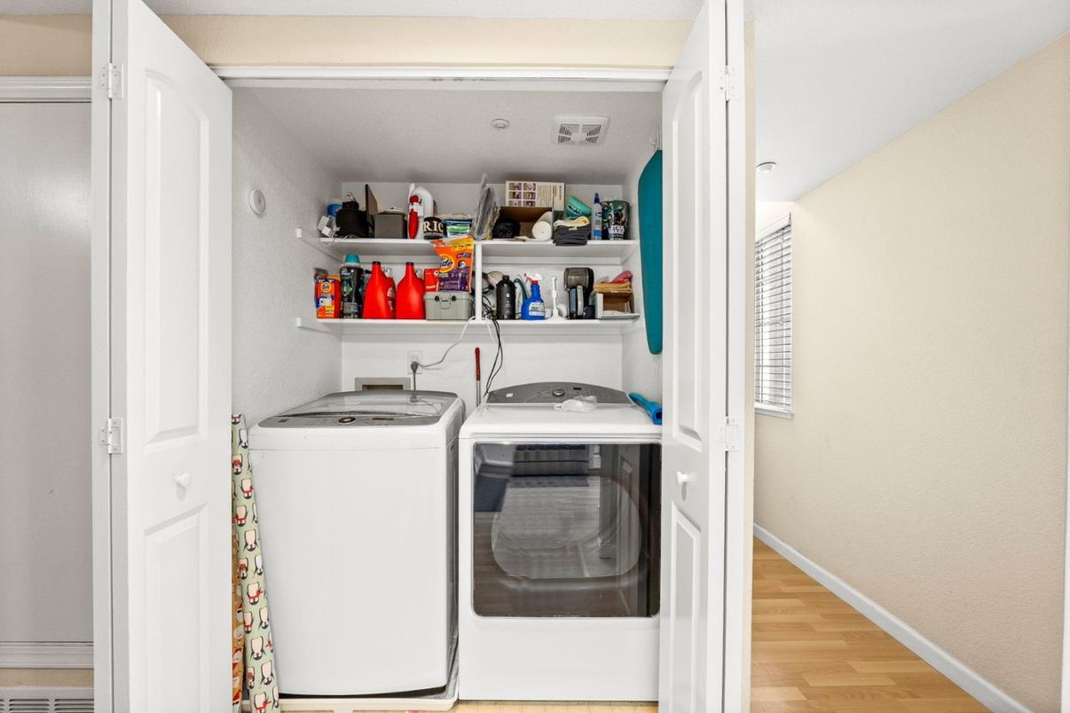 Interior, Utility Closets, Washer, Wood Texture Flooring